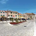 Daire Luxurious Apartment In Betina With Wifi